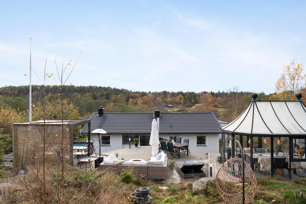 Högt och fint läge ger långa sommarkvällar. Blir det lite "kyligare" umgås du i Orangeriet