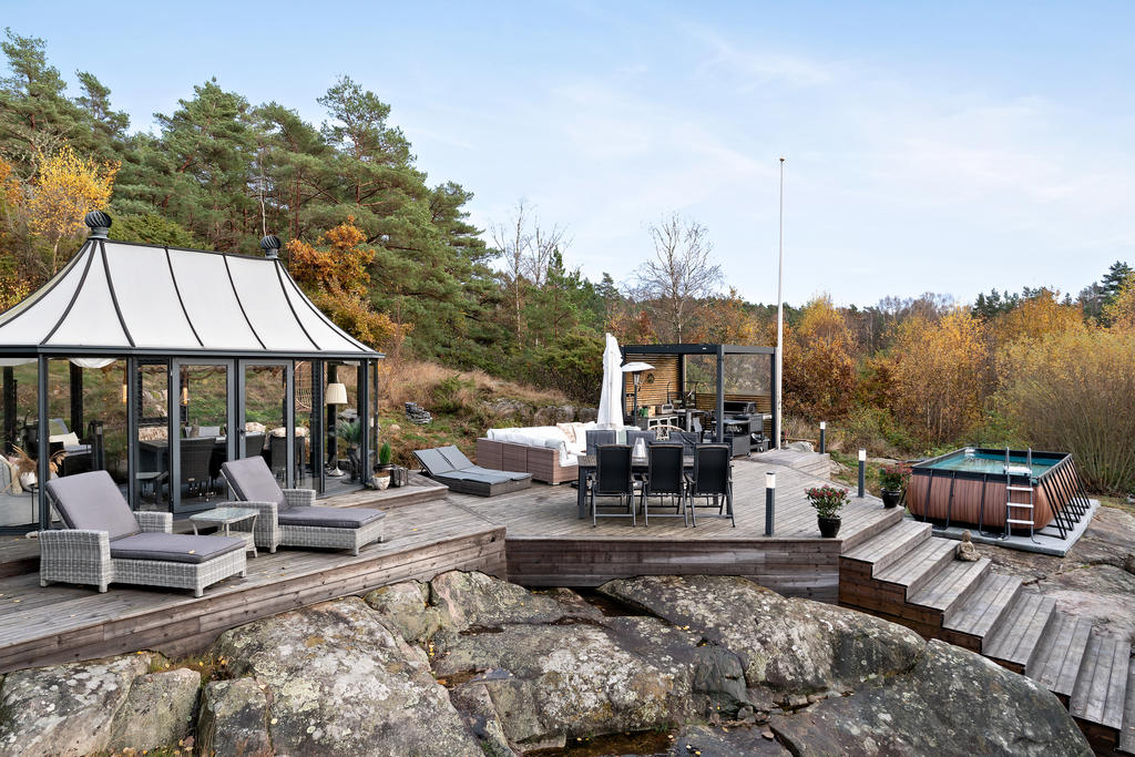 Drömmig baksida! Sommartid är det här du lever! Njut av kvällssol, utekök och orangerie, och kanske ett dopp i poolen?