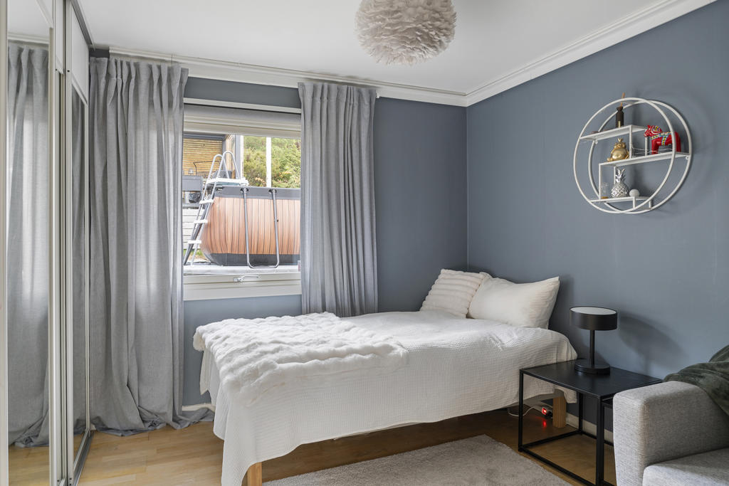 Bra storlek med plats för  säng och mindre soffa. Skjutdörrsgarderob med spegel för kläder