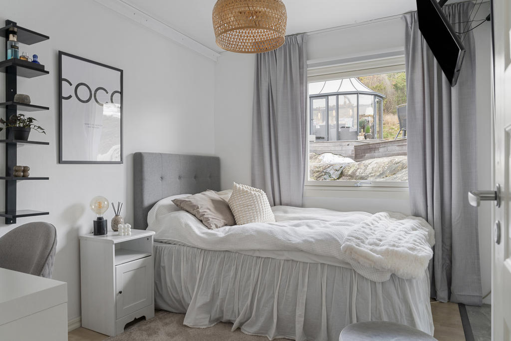 Övriga sovrum är belägna på entréplan, med fönster ut mot baksidan. Skjutdörrsgarderob ger bra klädförvaring