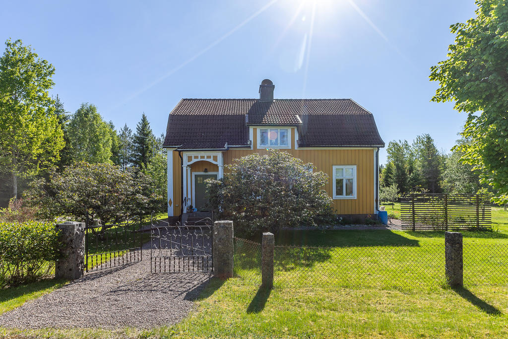 Välkomna till Näsbykulla och denna fina och välvåradade disponentvilla