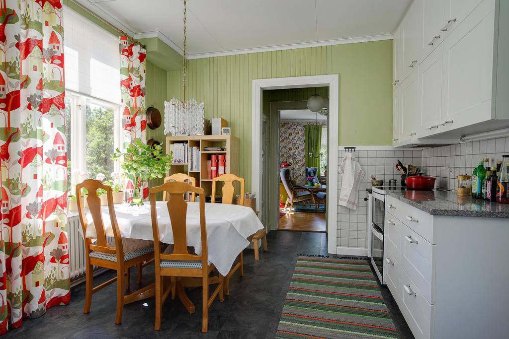 Kök med trevlig matplats vid fönster 