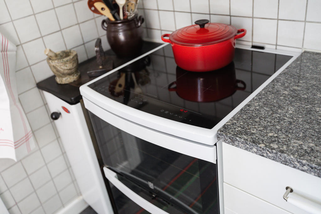 I köket finns både vedspis och en spis med induktionshäll och dubbla ugnar