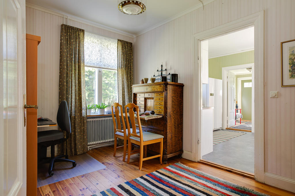 Rum mellan hall och kök som kan fungera utmärkt som arbetsrum