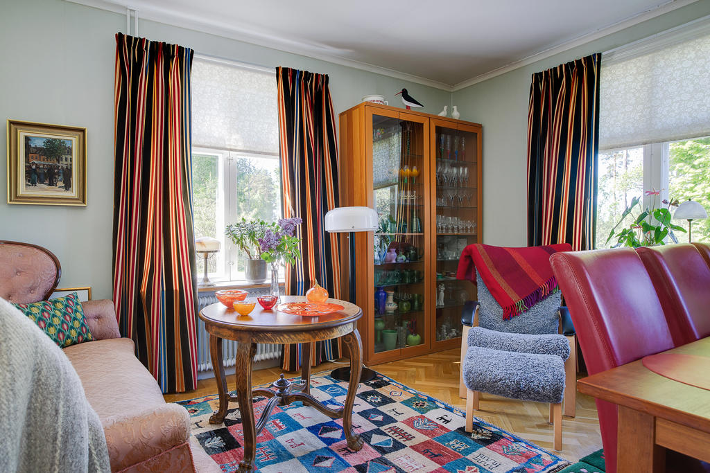 Rum på framsidan av huset med fönster i två väderstreck