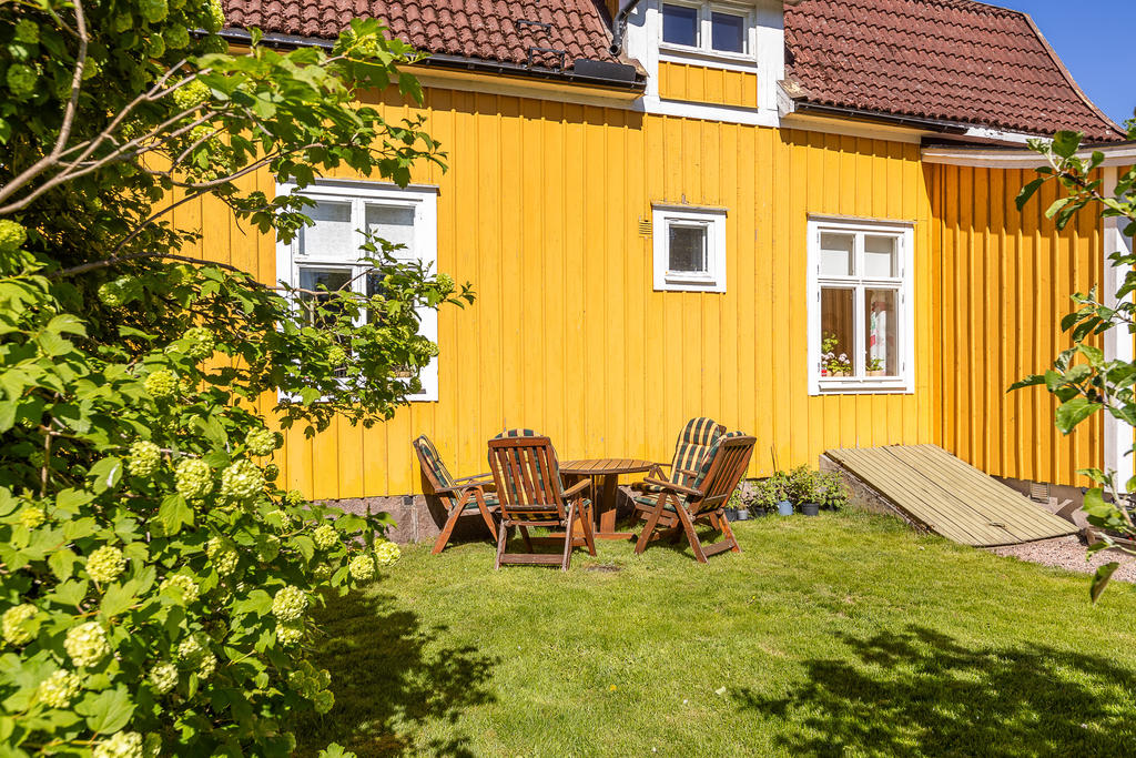 Trädgård som inbjuder till trevliga fikastunder