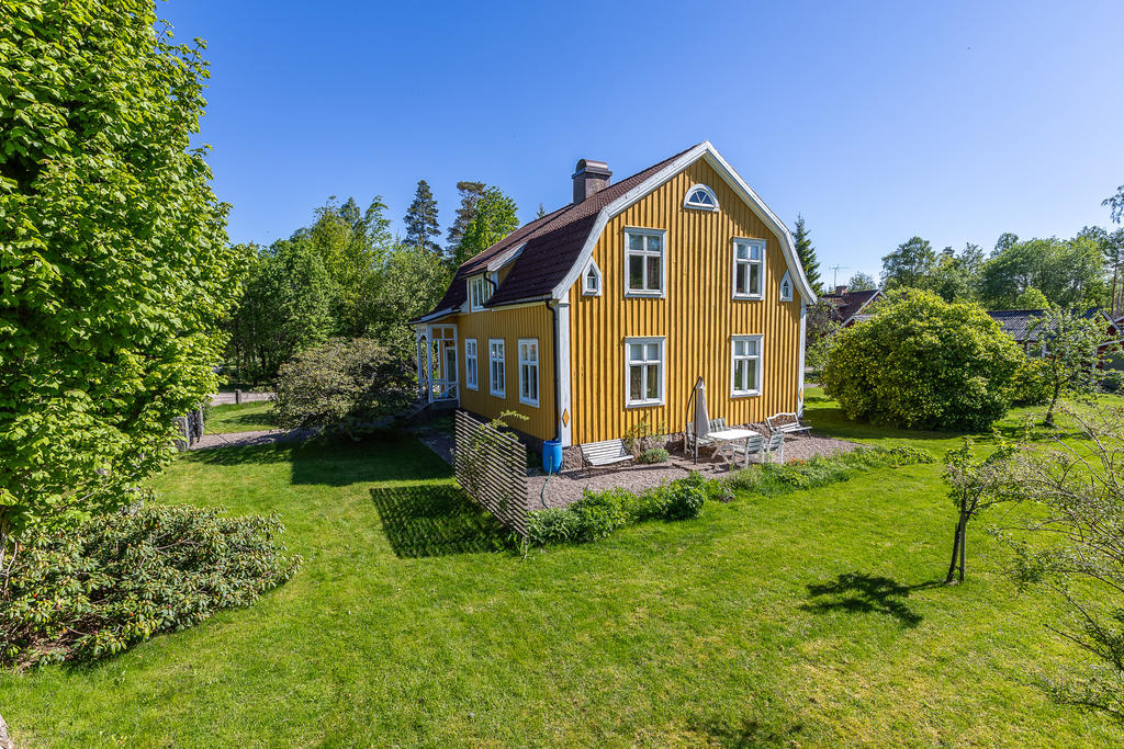 Uteplats med förmiddagssol