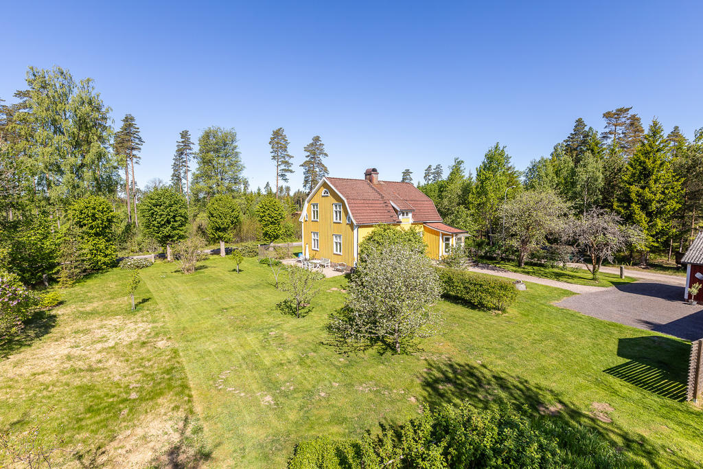 Välvårdad vila på stor tomt