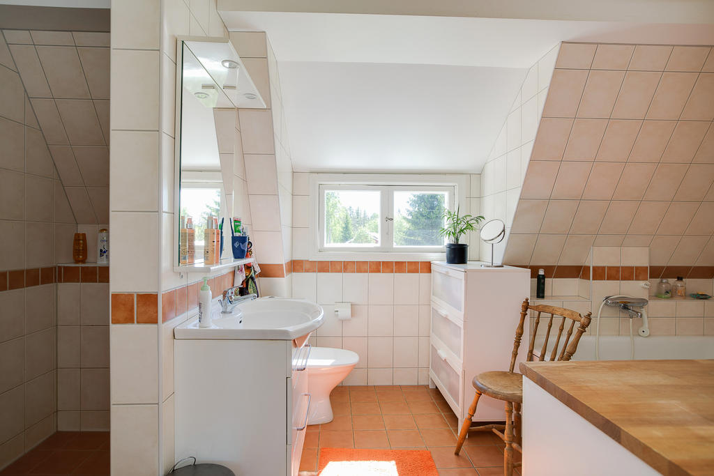 Stort badrum med både badkar och dusch