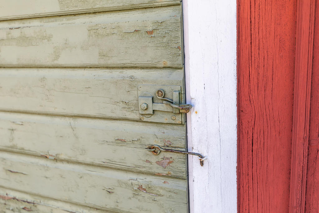 Fin detalj på uthusdörren