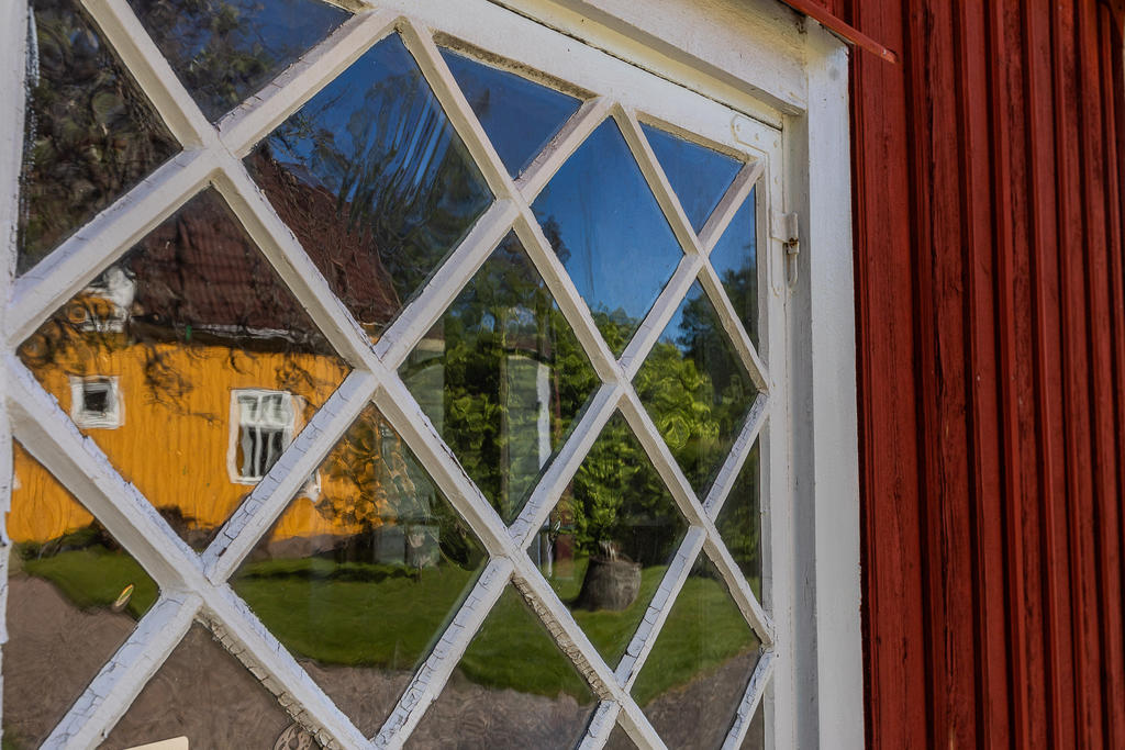 Fint fönster i uthuset