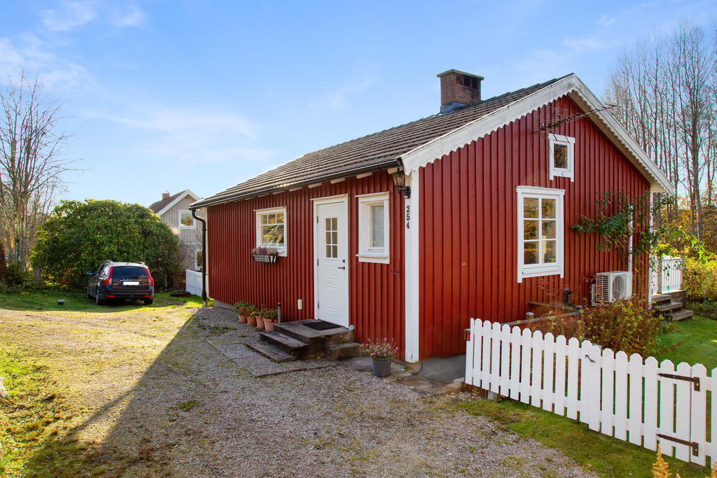 På uppfarten intill huset finns gott om plats för flera bilar att parkera