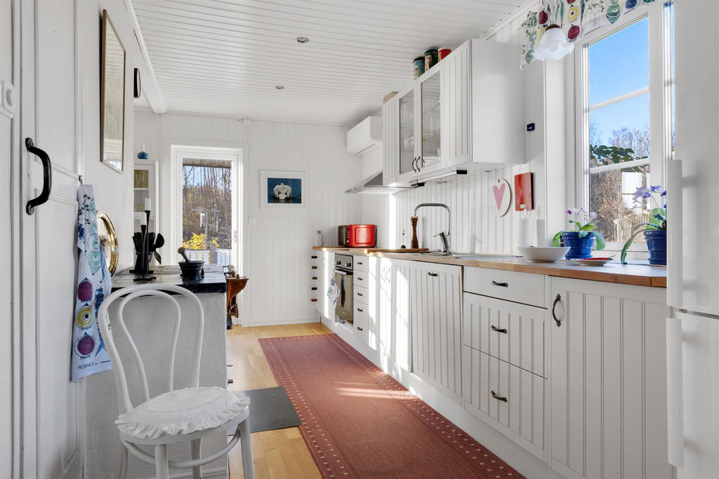 Charmigt kök i vitt