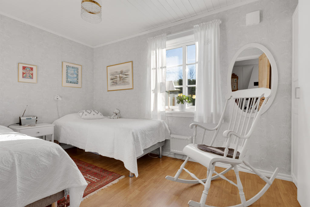 Sovrum med garderober och plats för dubbelsäng om så önskas