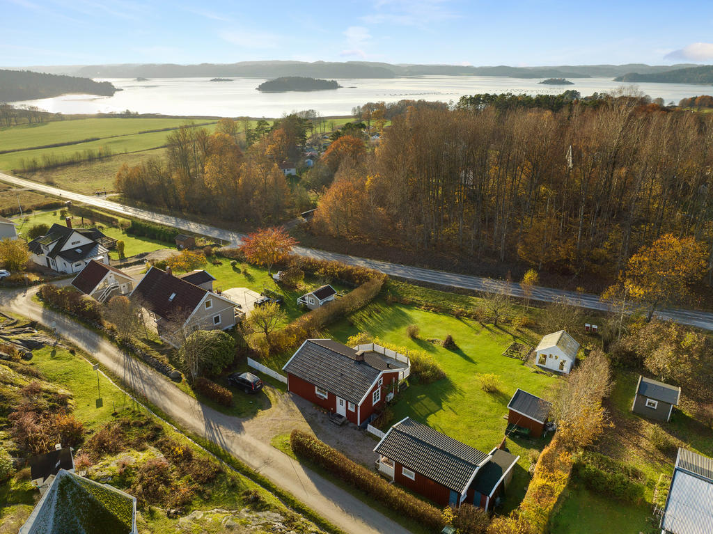 För den som vill utforska västkusten finns flera populära kustsamhällen som Fiskebäckskil, Smögen och Fjällbacka inom bekvämt avstånd