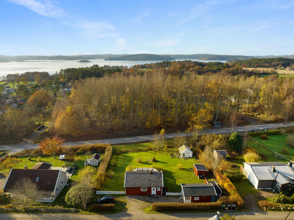 På bara några minuter med bil når du Lyckorna Golfklubb, och Torp Köpcentrum ligger cirka en kvart bort