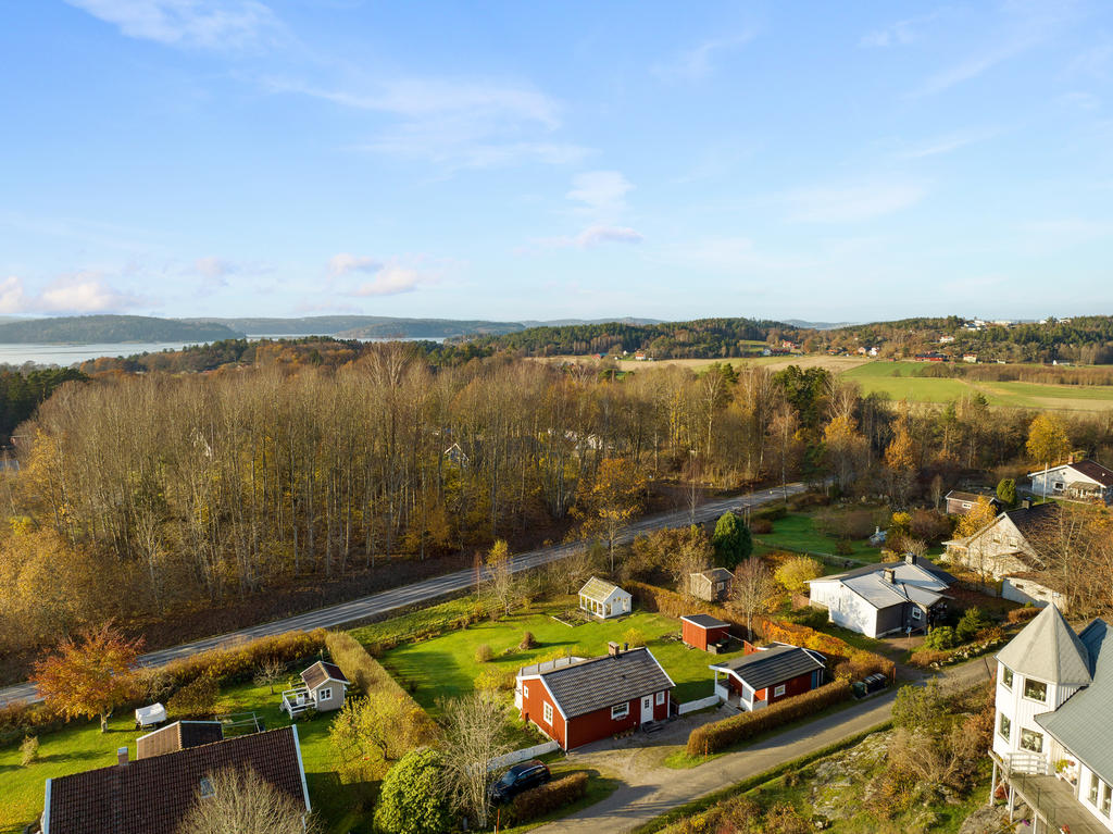 Läget är perfekt för dig som pendlar, med bekvämt avstånd till både Göteborg, Ljungskile och Uddevalla. I Ljungskile centrum finns det du behöver i vardagen med matbutiker, restauranger och vårdcentral.