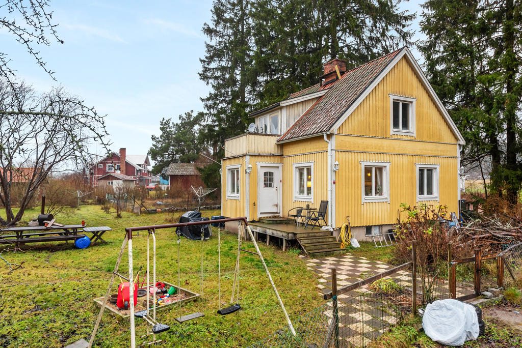 Huvud hus på 86 kvm, två våningar med källare