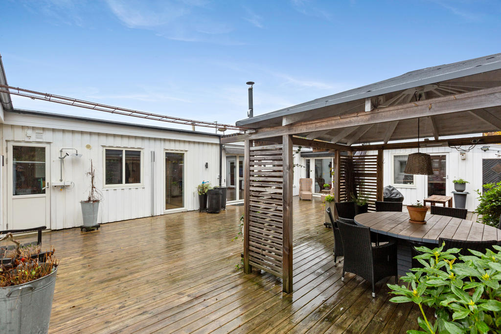 Insynsskyddad atriumgård med stor altan