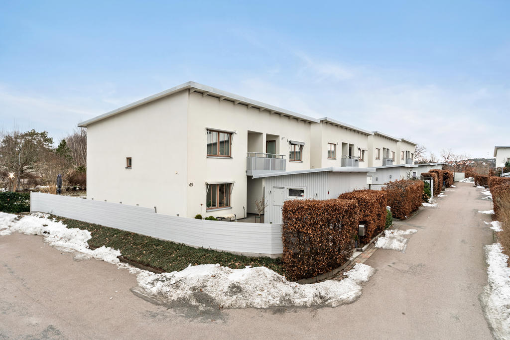 Välkommen till Lokattsbacken 65. Gavelläge med områdets bästa läge.