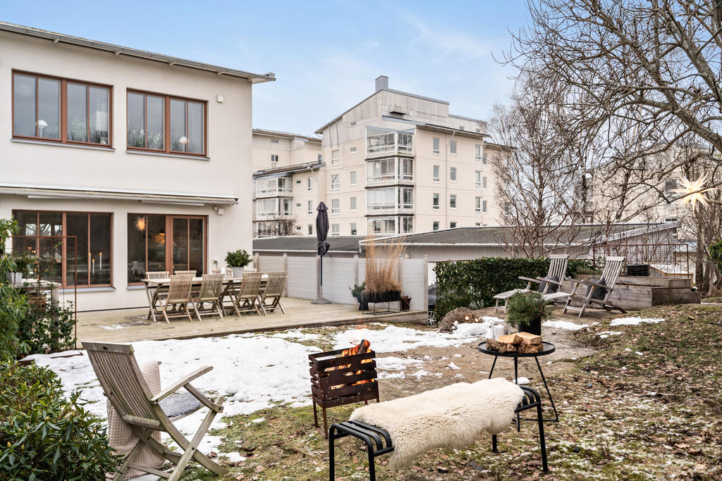 Härlig "baksida" , insynsskyddad oas när det grönskar, grillfest tillsammans med vänner samt där barnen kan hoppa studsmatta och gunga.