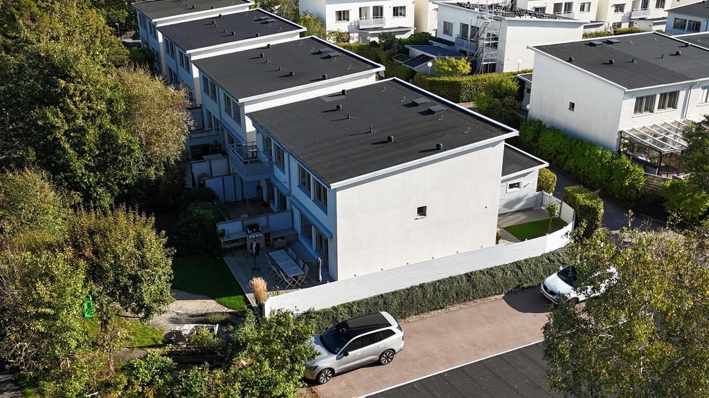 Längst upp i kanten av området ligger detta fina parhus.