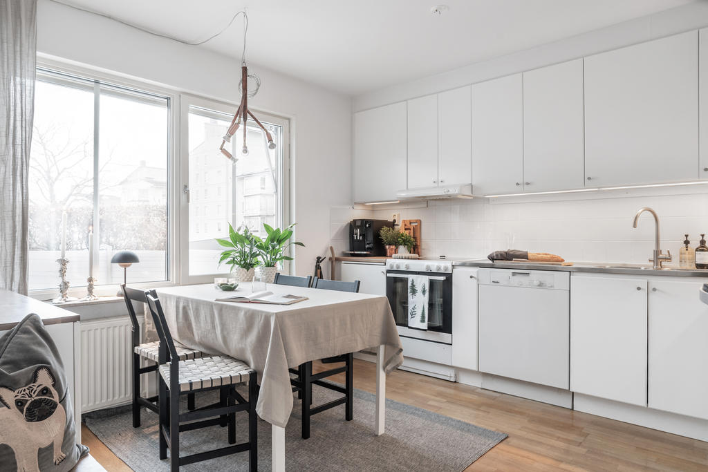 Ljust kök med gott om förvaring.