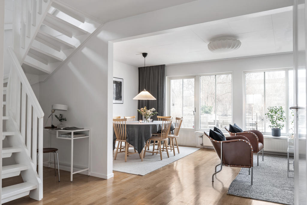 Under trappan utnyttjas platsen med en arbetsyta.