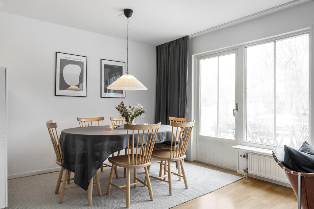 Matplats och utgång till altanen.