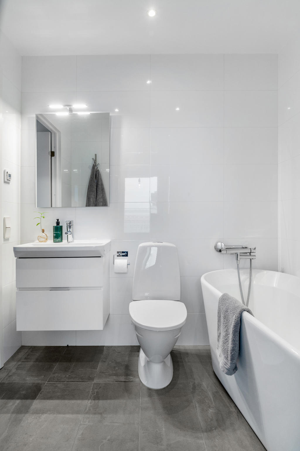 Badrummet och tvättstugan på övre plan är renoverat i samma stil som badrummet på entréplanet.