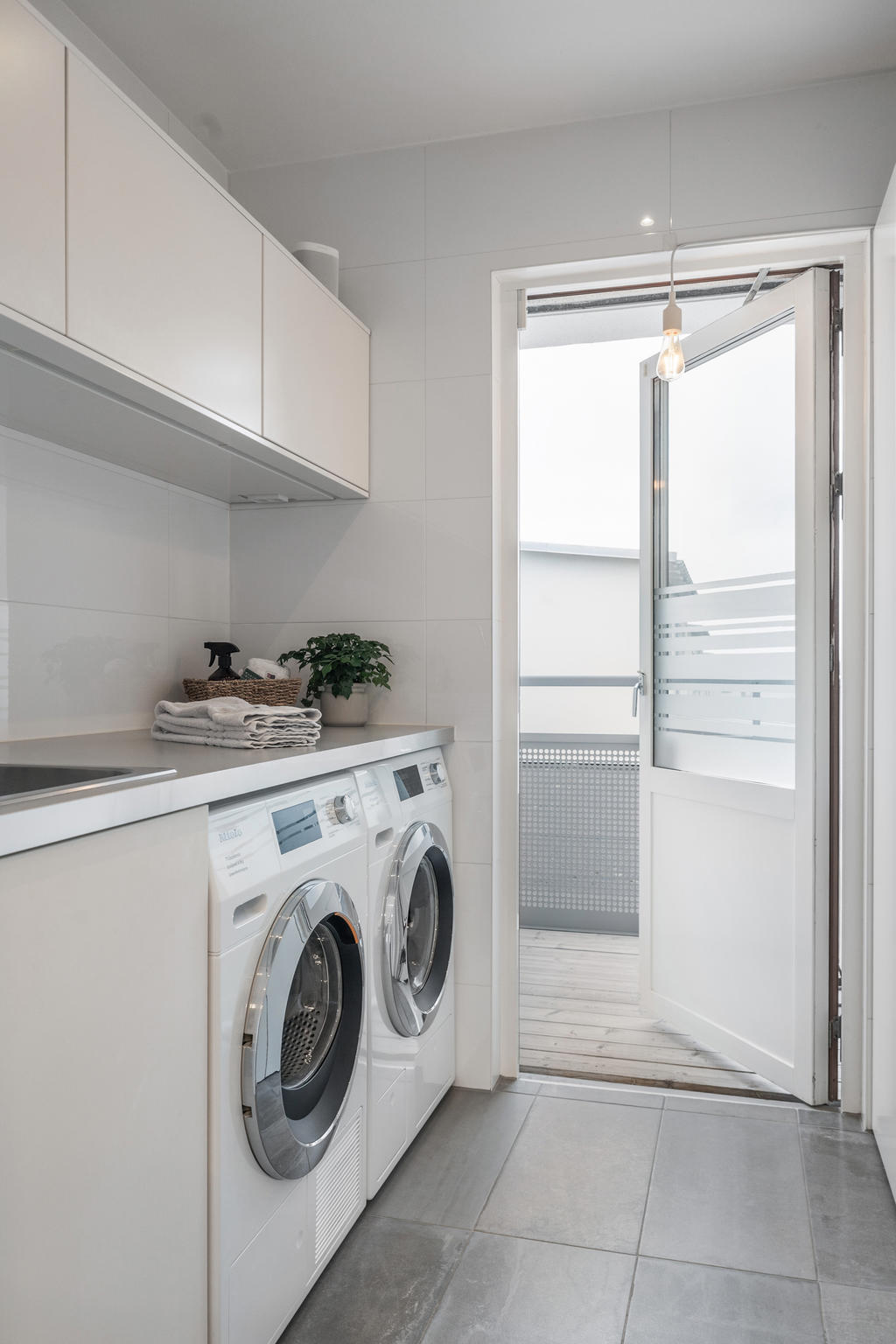 Från tvättstugan kommer man ut till balkongen. Där får man en havsutsiktsglimt mot Älvsborgs fästning.