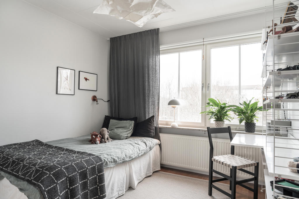 Sovrum två, även det med en praktisk skjutdörrsgarderob.