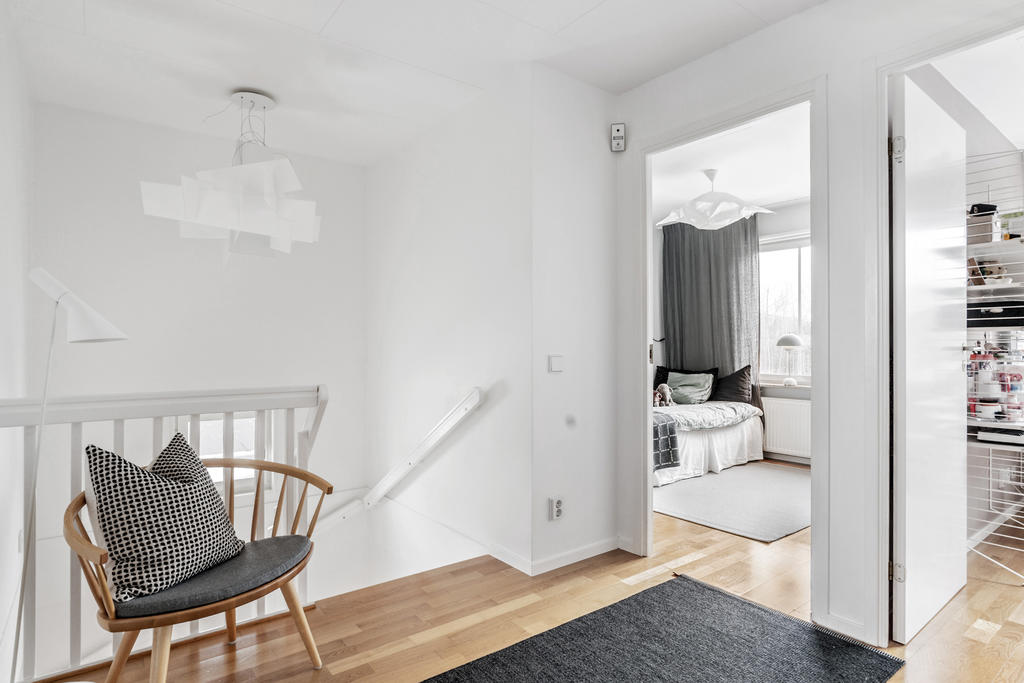 Hallen på övre plan som binder samman samtliga rum. Fint ljusinsläpp i trappan.