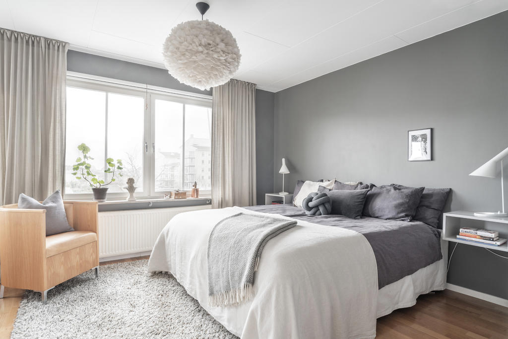 Masterbedroom med skjutdörrsgarderob och utgång till balkongen.