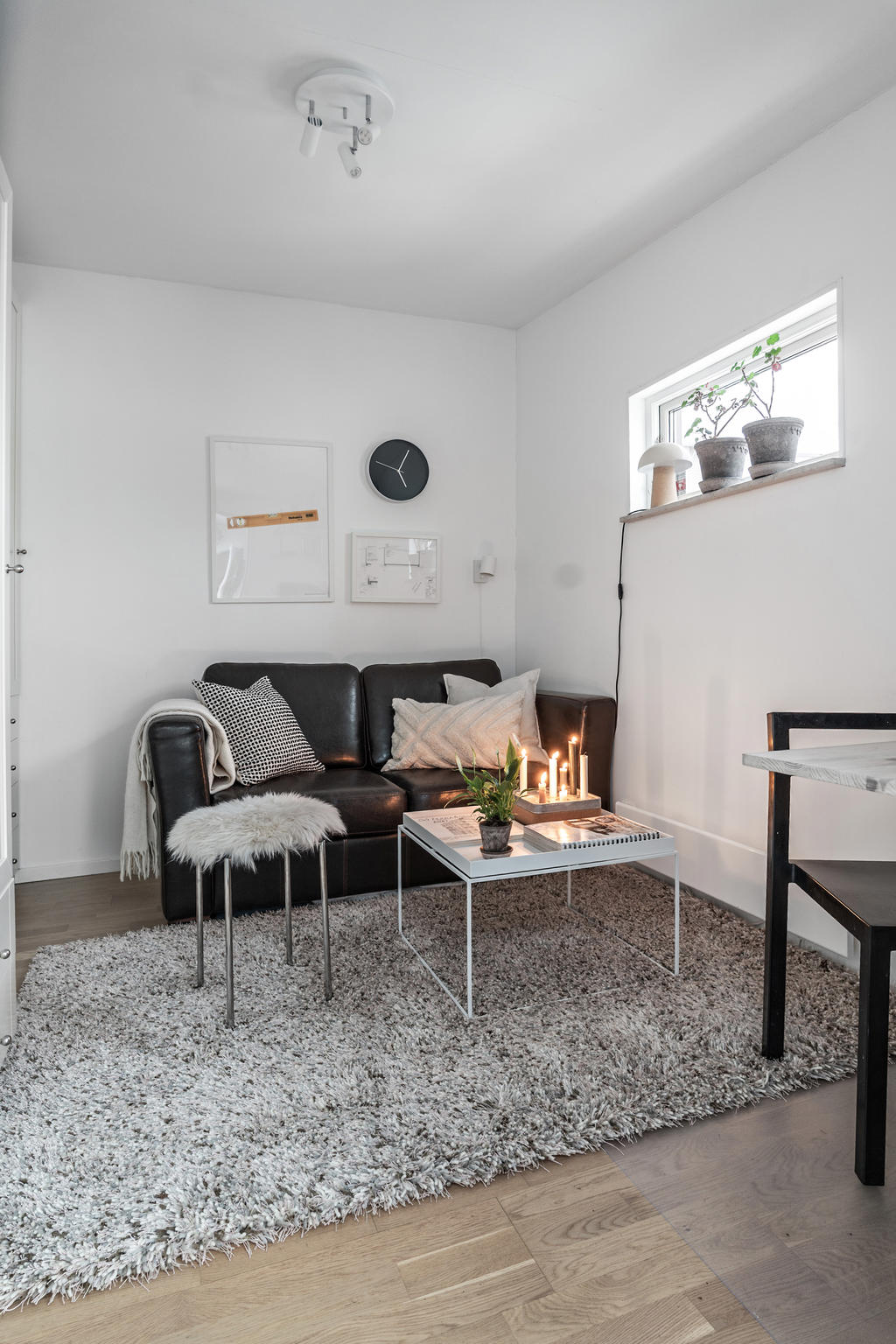 Vid entrén finns det en separat "bod" för förvaring/gästrum/arbetsrum.