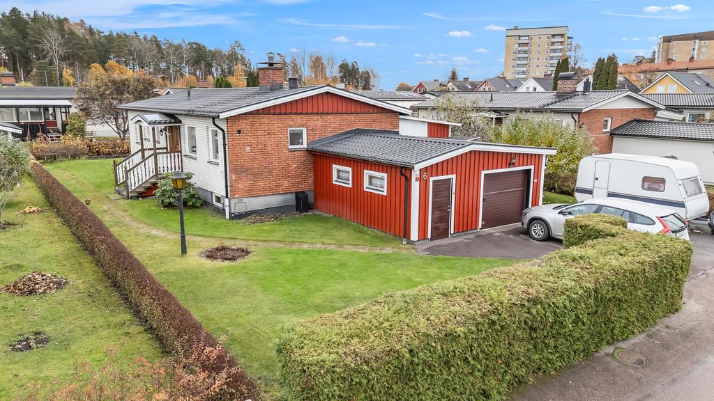 Entrésida med vidbyggt garage