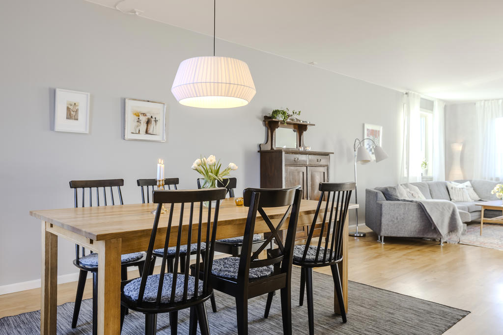 Matplats med vy mot vardagsrum