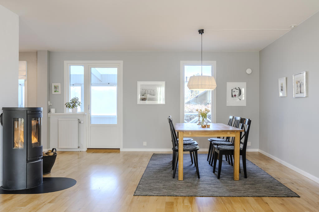 Matplats med utgång till inglasad altan