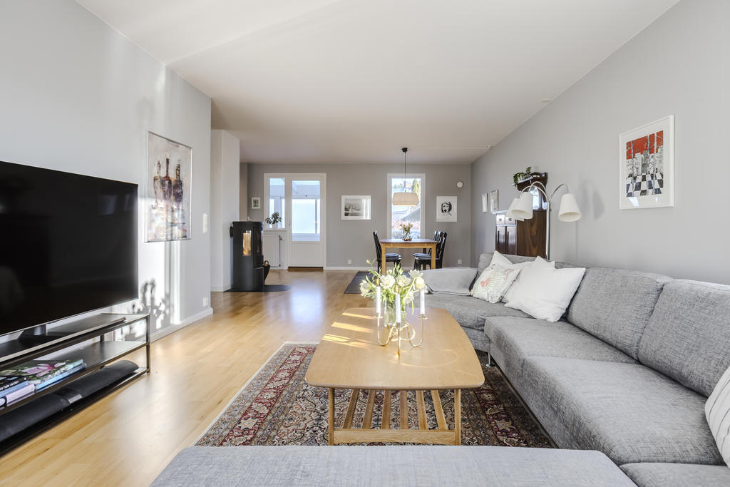 Vardagsrum med vy mot matplats