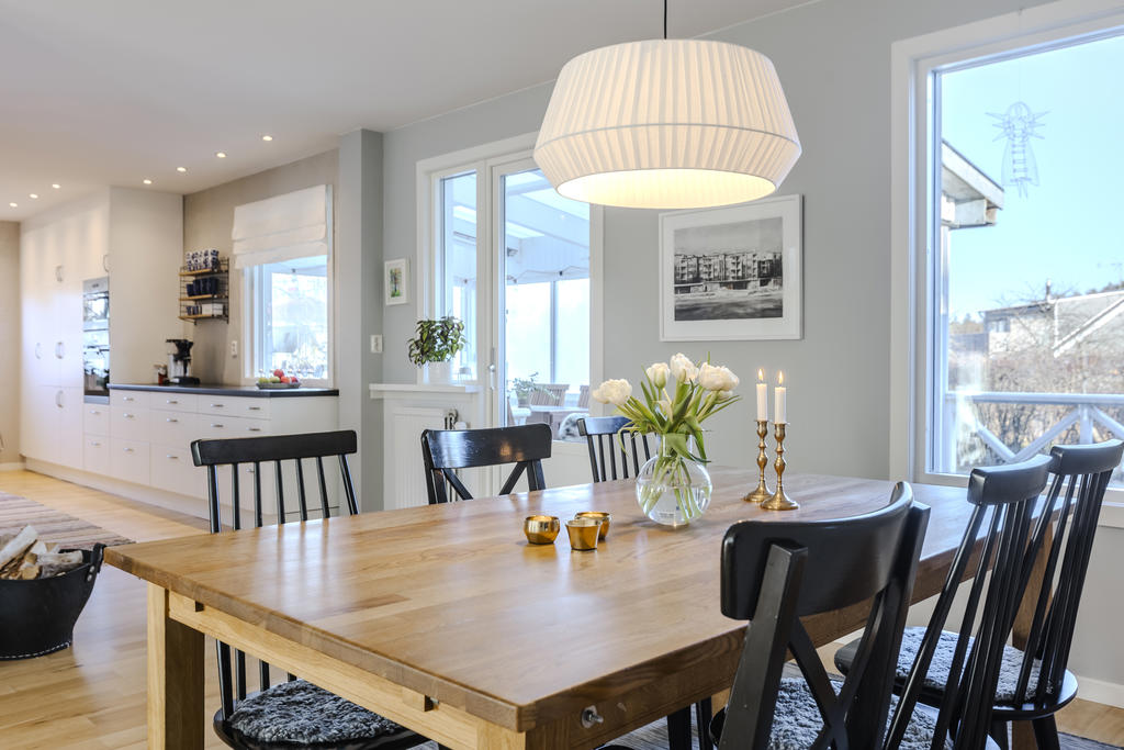 Matplats med vy mot kök