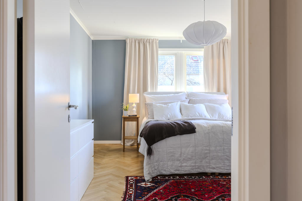 Sovrum med fiskbensparkett