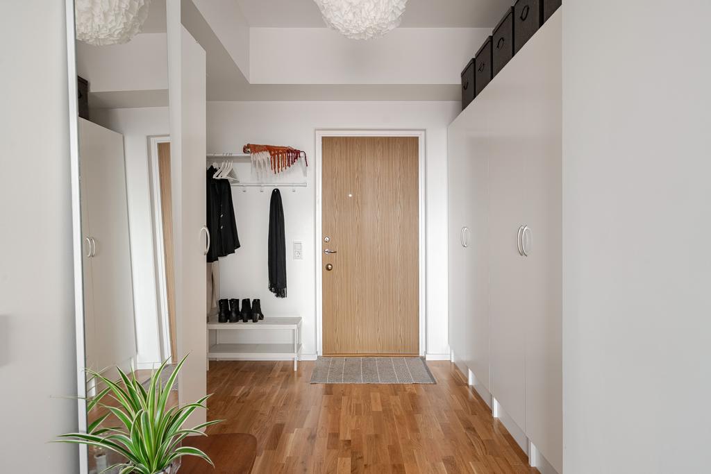 Rymlig hall med garderober 