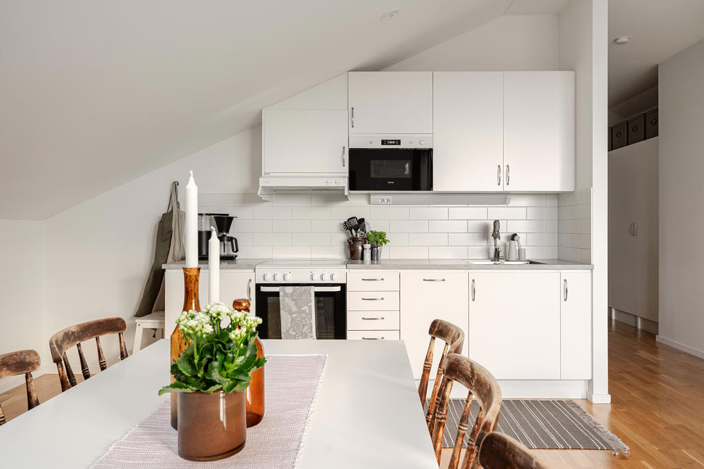 Kök i vitt från Ballingslöv med integrerad diskmaskin
