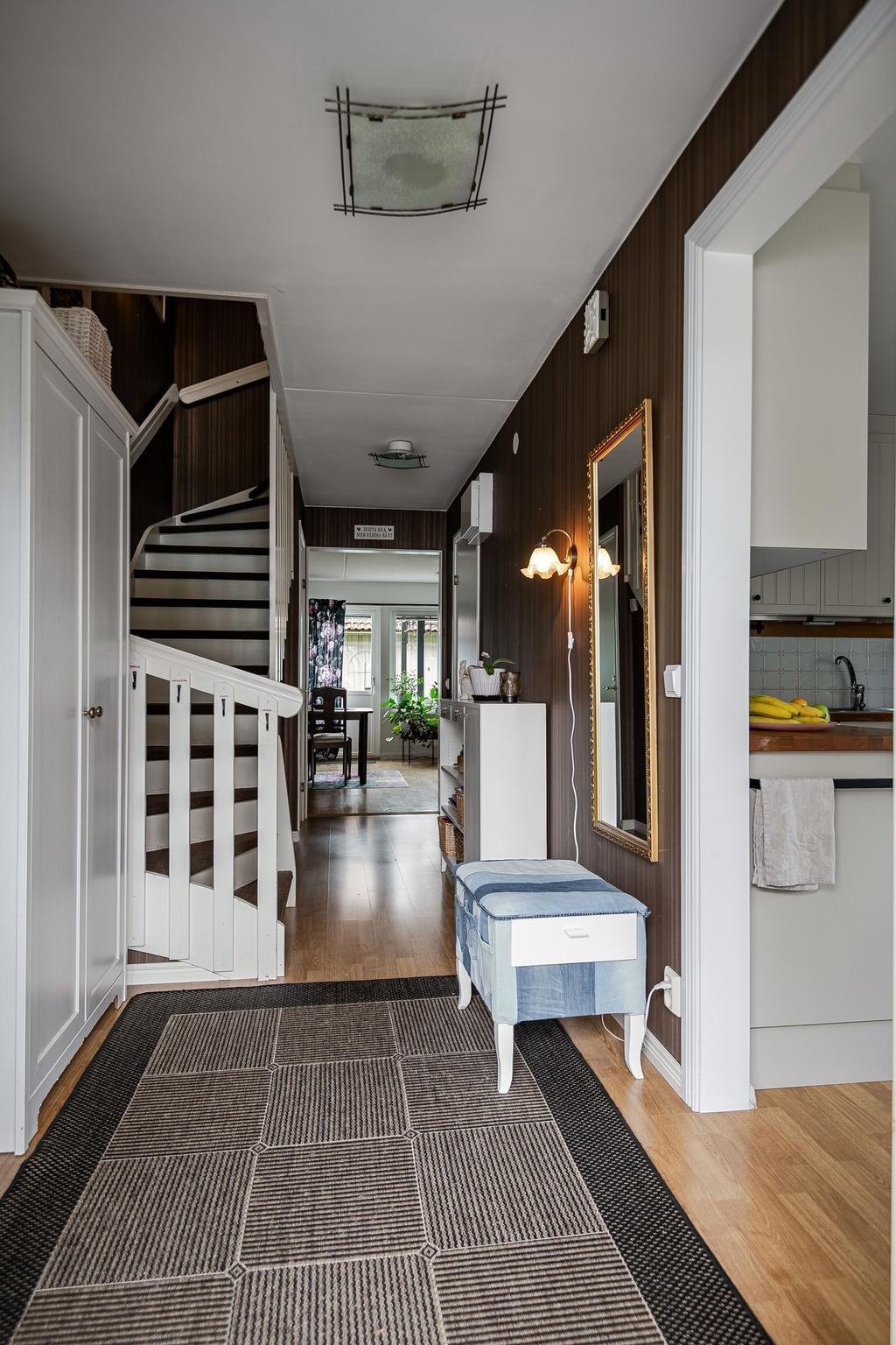 Välkommen in! Avhängning till vänster.