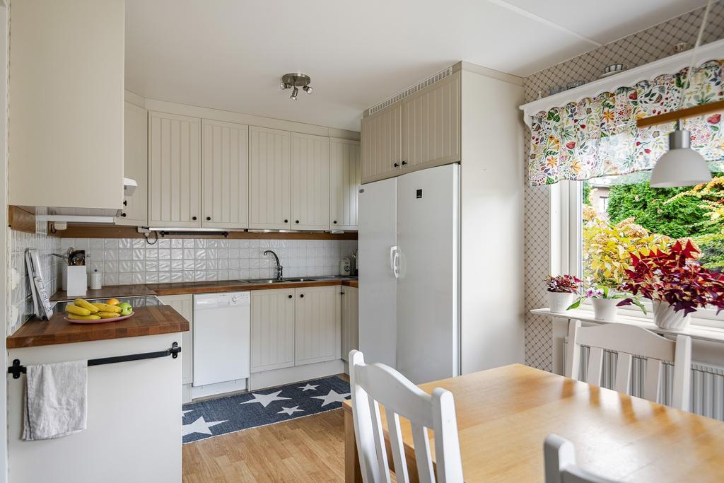 In till höger finner du det inbjudande köket. 