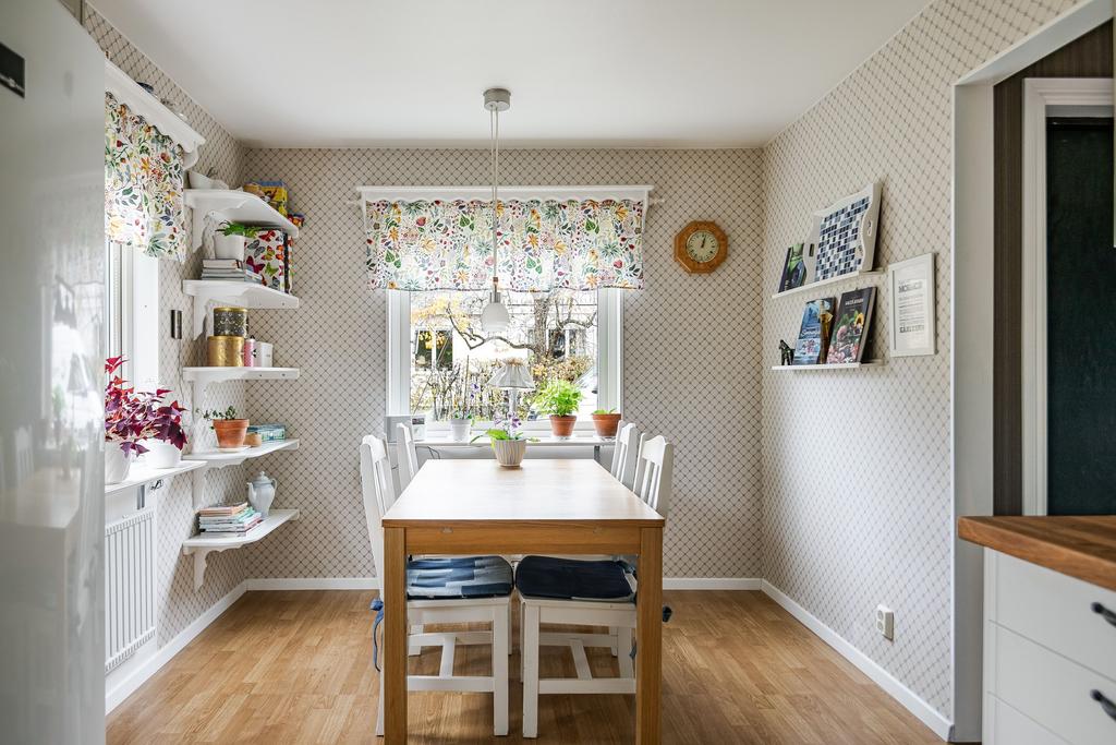 Rymlig matplats med gott om ljusinsläpp. 