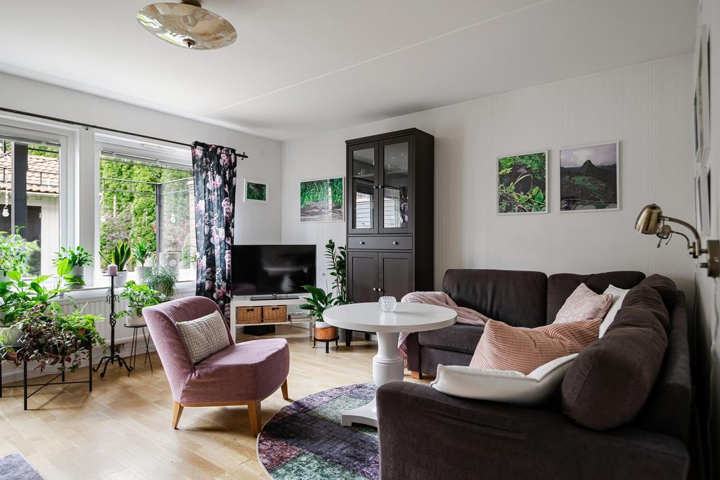 Ljust och fint vardagsrum. 