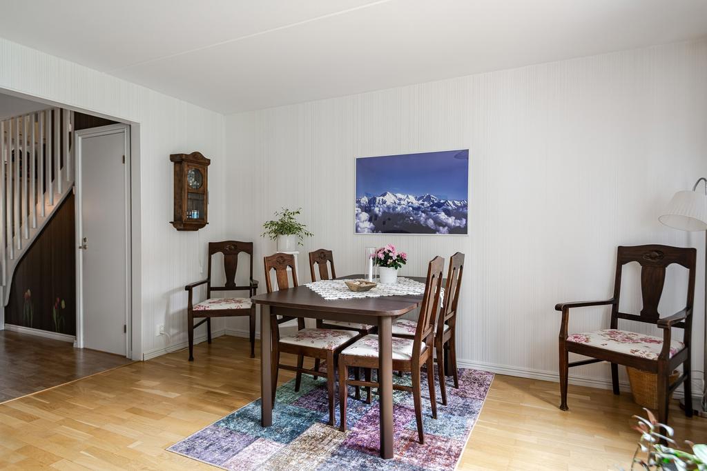 Vy från andra hållet med gott om plats för middagsgäster.