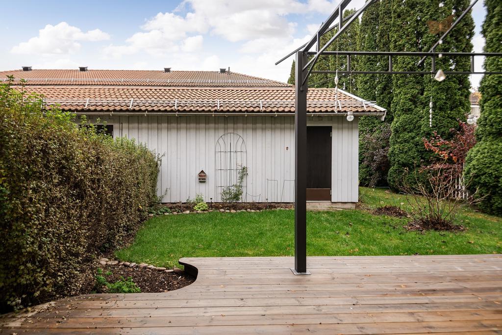 Insynskyddad uteplats med altan och eget förråd. 