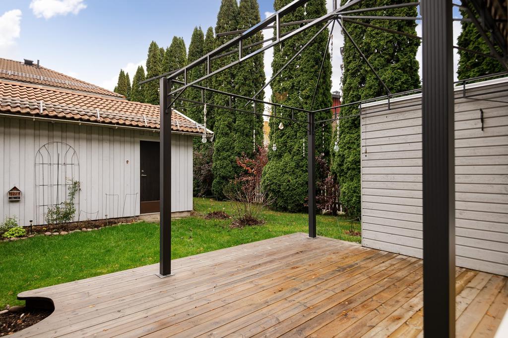 Pergola som ger lite skydd mot sol och regndroppar sommartid. 